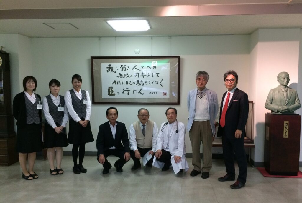 西条愛寿会病院の玄関ホールにて